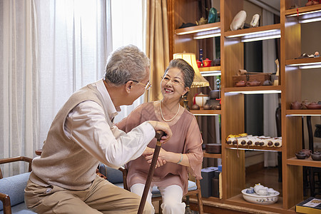 老年夫妻两人互相依偎照顾图片