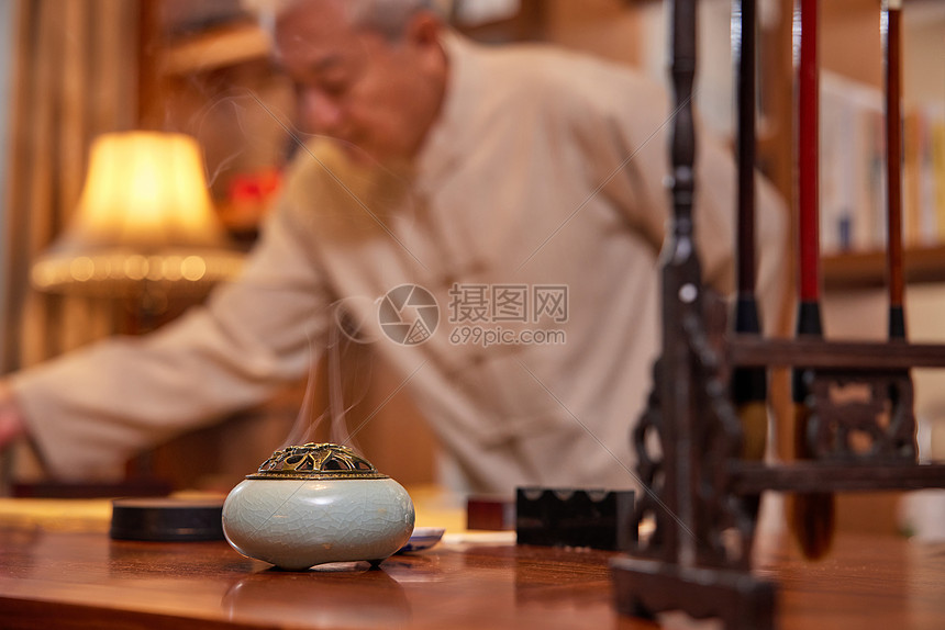 老年男性在家练书法毛笔字图片