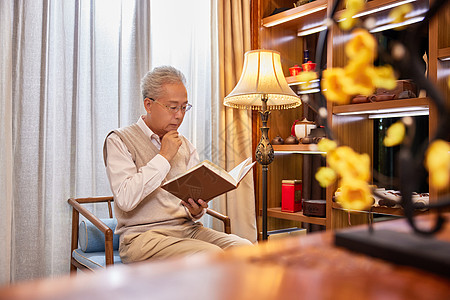 晚年生活独居老人在家看书图片