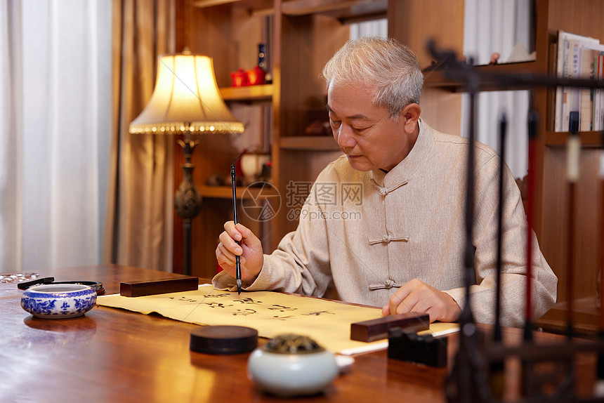 老年男性在家练书法毛笔字图片