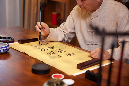 老年男性在家练书法毛笔字图片