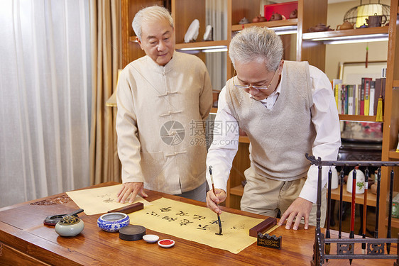 两位老人一起探讨书法图片