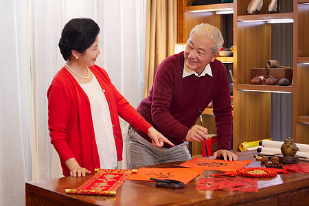 老年夫妻新年在家写福字图片