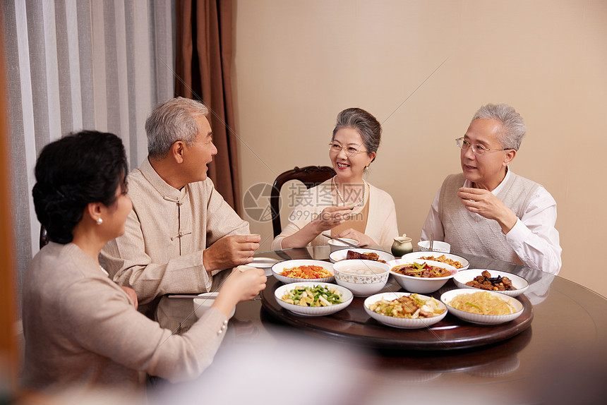 老友聚会吃饭喝茶图片