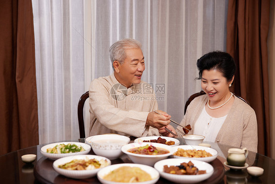 老年夫妻甜蜜吃饭图片