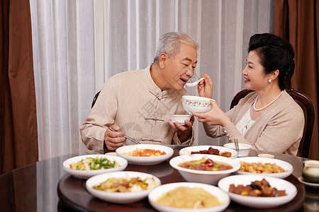 家人团聚老年夫妻甜蜜吃饭背景