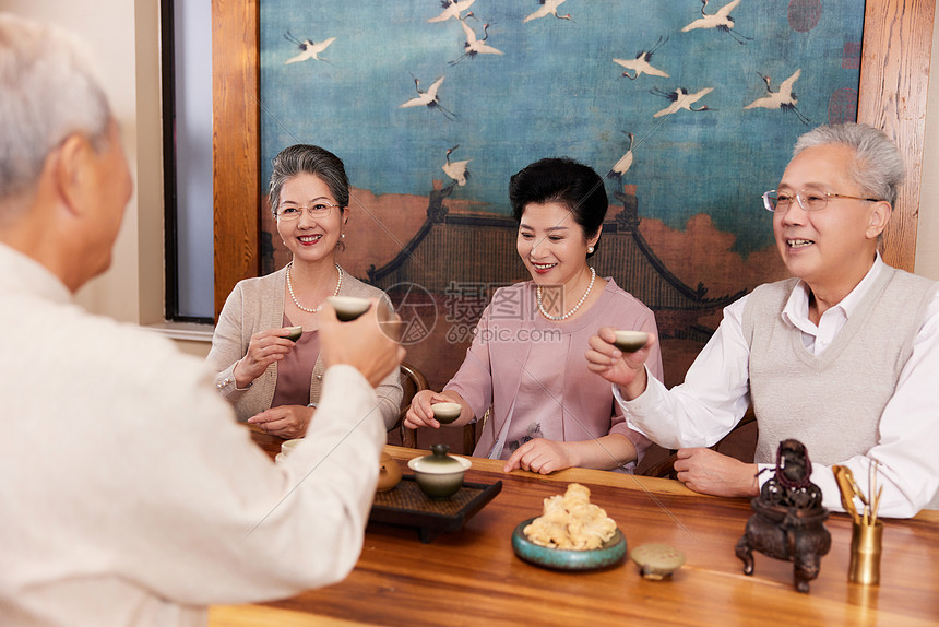 老年人聚会开心聊天喝茶图片