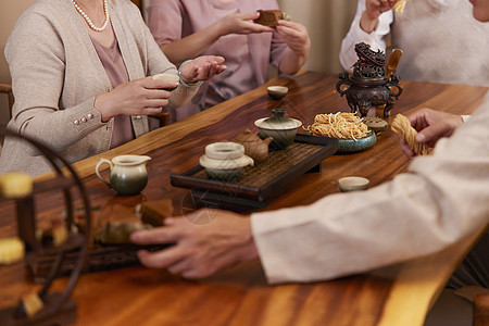 幸福老人老年好友聚会喝茶吃点心特写背景