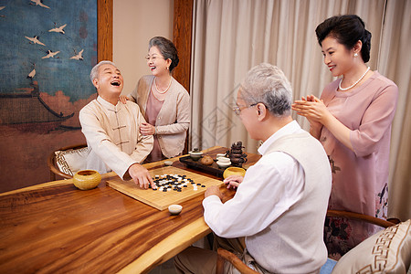 黑棋老年聚会一起下围棋背景