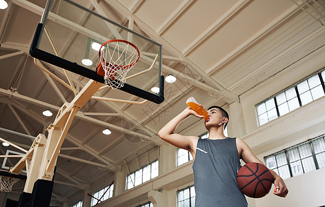 运动员喝水篮球青年喝功能性饮料背景