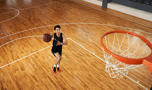 篮球选手打篮球运球突破上篮高清图片