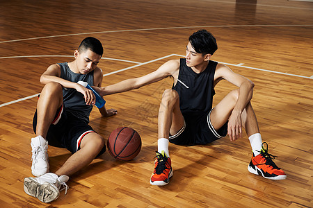 专克皇马！布拉德利防死维尼修斯，极致卡位 干净下铲 造对手黄牌