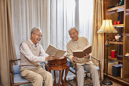 老人聚会在家看书讨论图片
