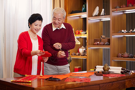 恩爱夫妻过年写毛笔字装饰房间高清图片