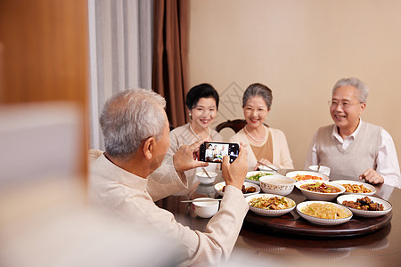 幸福老人老人好友聚会聚餐拍照背景