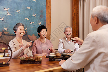 老年好友聚会一起开心喝茶聊天图片