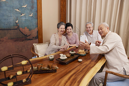 老年人手机老年人聚会使用手机与家人视频背景