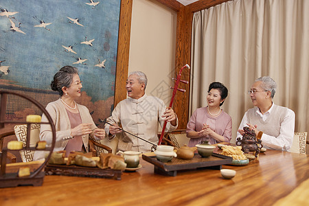 家人陪伴老年人聚会弹乐器唱歌背景