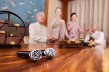 老年人聚会唱歌麦克风特写高清图片