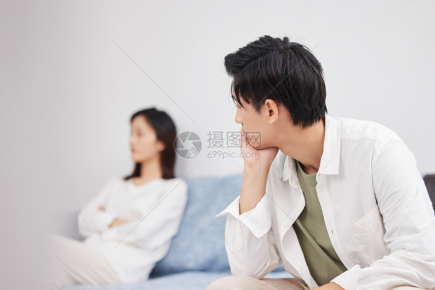 在客厅吵架冷战的情侣夫妻图片