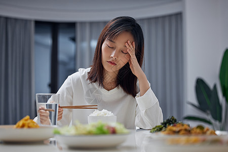 孤独女性一个人在家吃完饭图片