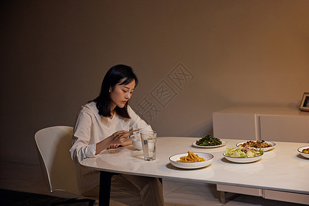 孤独女性一个人在家吃完饭高清图片