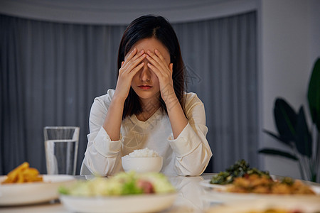 孤独女性一个人在家吃完饭高清图片