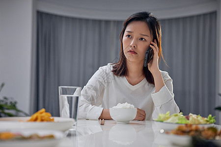 打电话催丈夫回家的女性高清图片