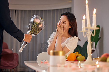 晚餐情侣烛光晚餐男性给女性送花背景