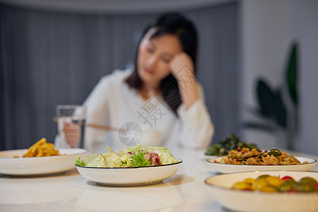 女性在家一个人吃晚餐图片素材