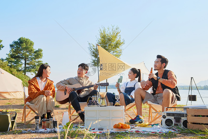 年轻人户外野餐娱乐互动图片