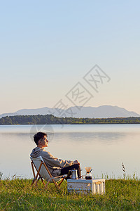 男生旅行中的背影年轻男生户外露营手冲咖啡背景