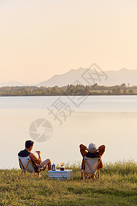 夏天咖啡年轻情侣湖边享受大自然背景