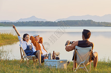 秋天野餐年轻人户外露营拍照背景