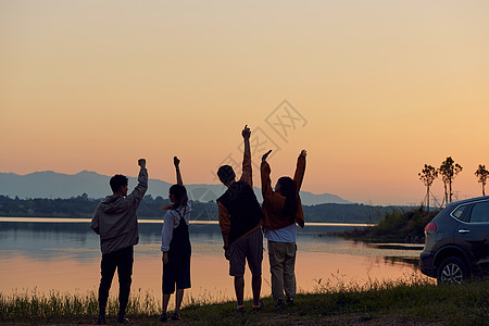 夏天夜晚年轻人傍晚户外湖边背影背景