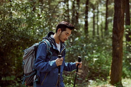 户外登山年轻男性户外徒步旅行背景