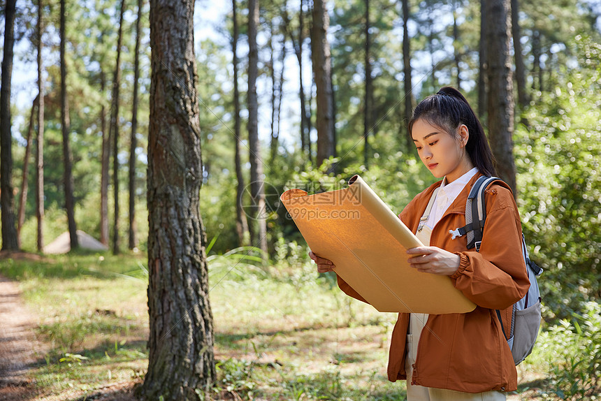 年轻女生户外徒步旅行图片