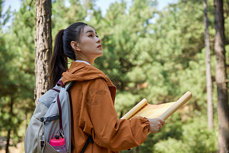 年轻女生户外徒步旅行高清图片