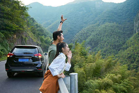 郊游年轻情侣自驾旅行背景