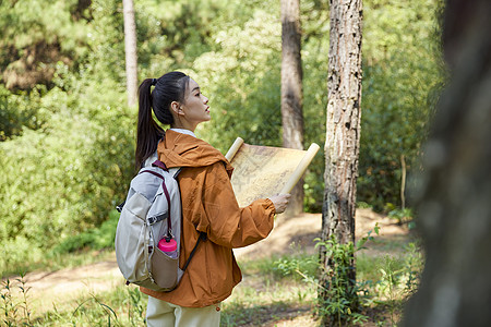 年轻女生户外徒步旅行查看地图图片