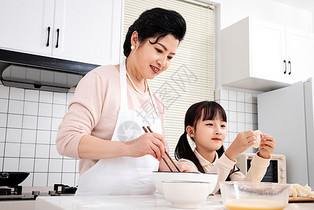 奶奶与孙女厨房里一起包饺子图片