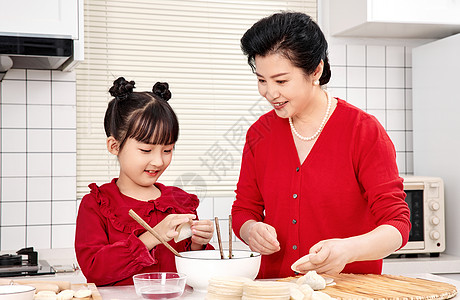 奶奶孙女厨房包饺子高清图片