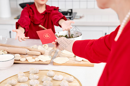 手绘饺子奶奶给孙女准备新年红包背景