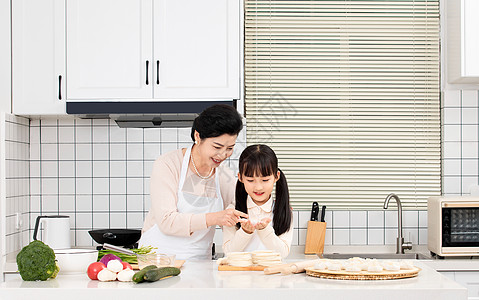 奶奶教孙女包饺子高清图片