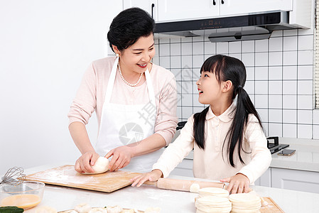 奶奶厨房指导孙女包饺子图片