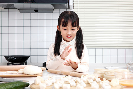 女孩学习包饺子图片