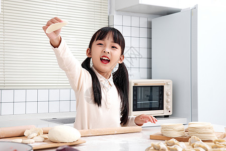 女孩学习包水饺图片