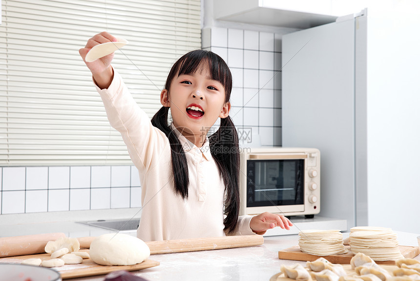 女孩学习包水饺图片