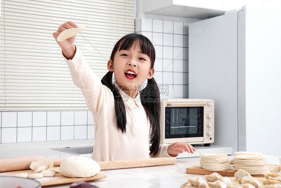 女孩学习包水饺图片