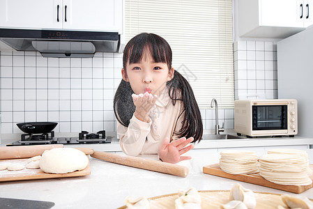 小孩子在厨房里玩耍高清图片